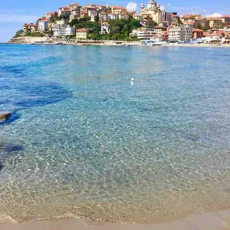 Raineri Vista Mare 200 Metri Dalle Spiagge Imperia
