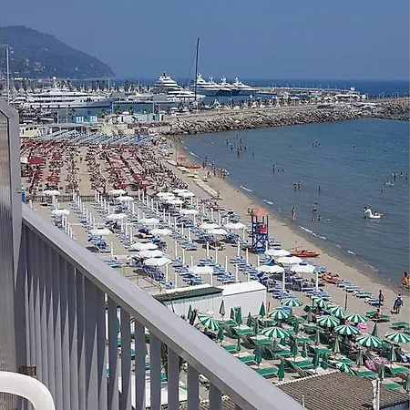 Raineri Vista Mare 200 Metri Dalle Spiagge Imperia